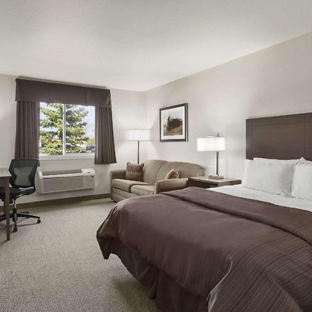 Days Inn By Wyndham Steinbach Bagian luar foto