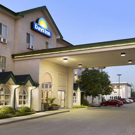 Days Inn By Wyndham Steinbach Bagian luar foto
