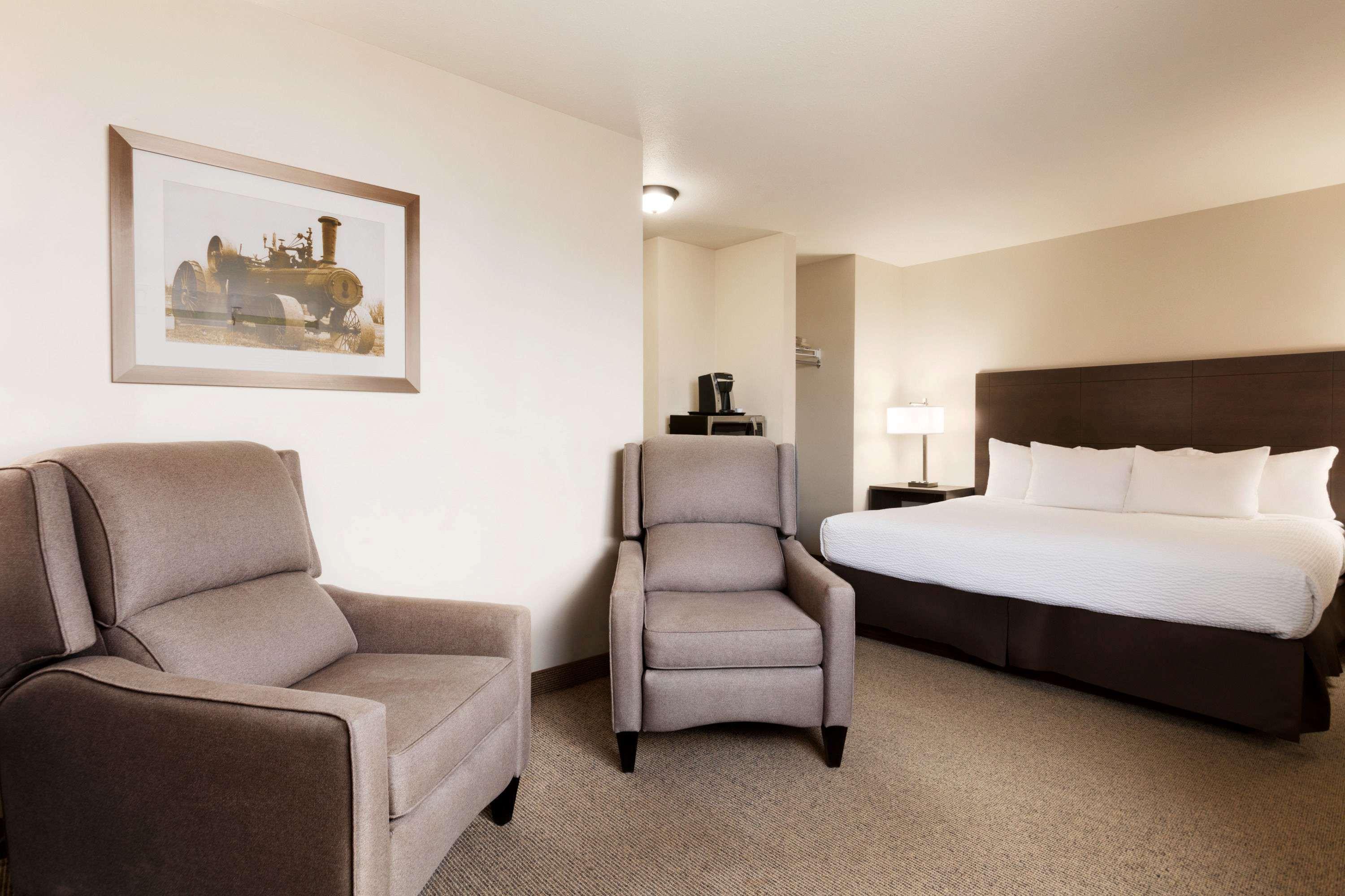 Days Inn By Wyndham Steinbach Bagian luar foto