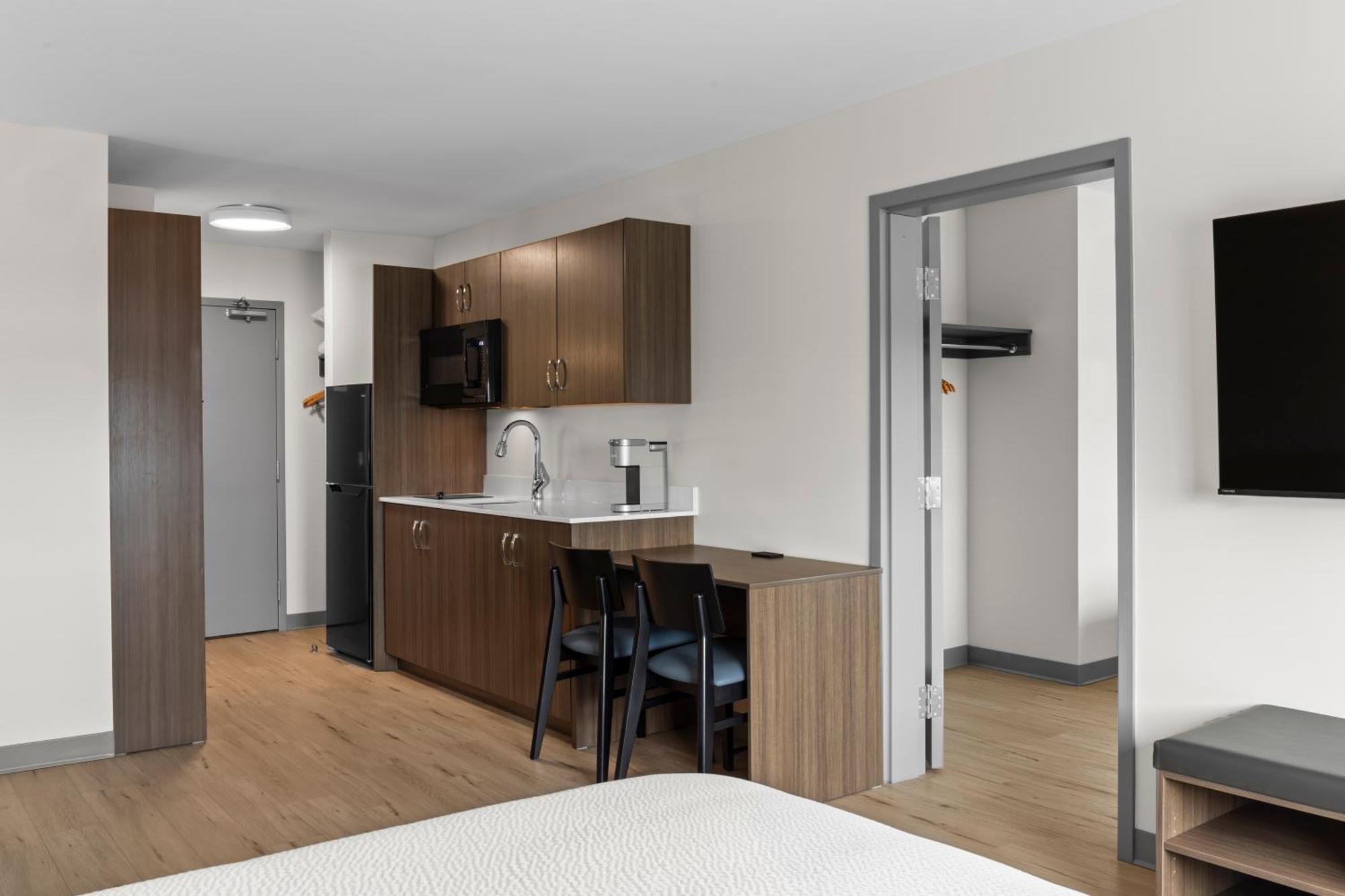 Days Inn By Wyndham Steinbach Bagian luar foto