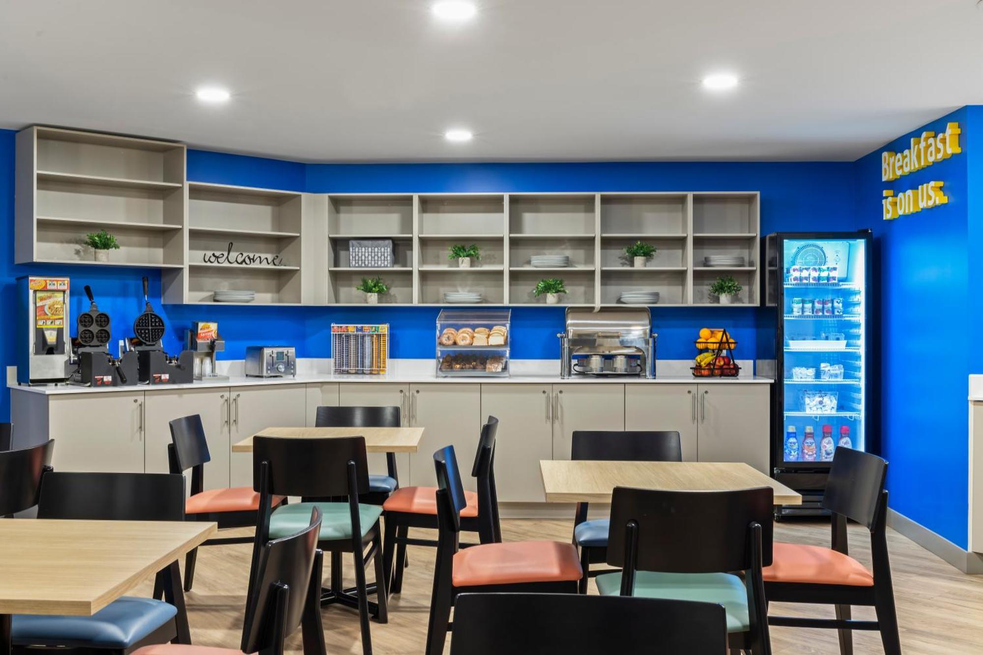 Days Inn By Wyndham Steinbach Bagian luar foto