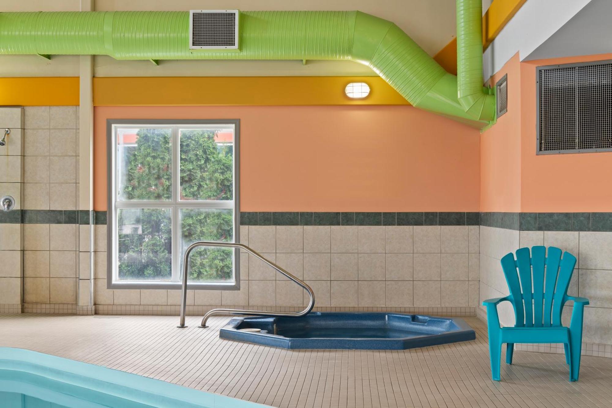 Days Inn By Wyndham Steinbach Bagian luar foto