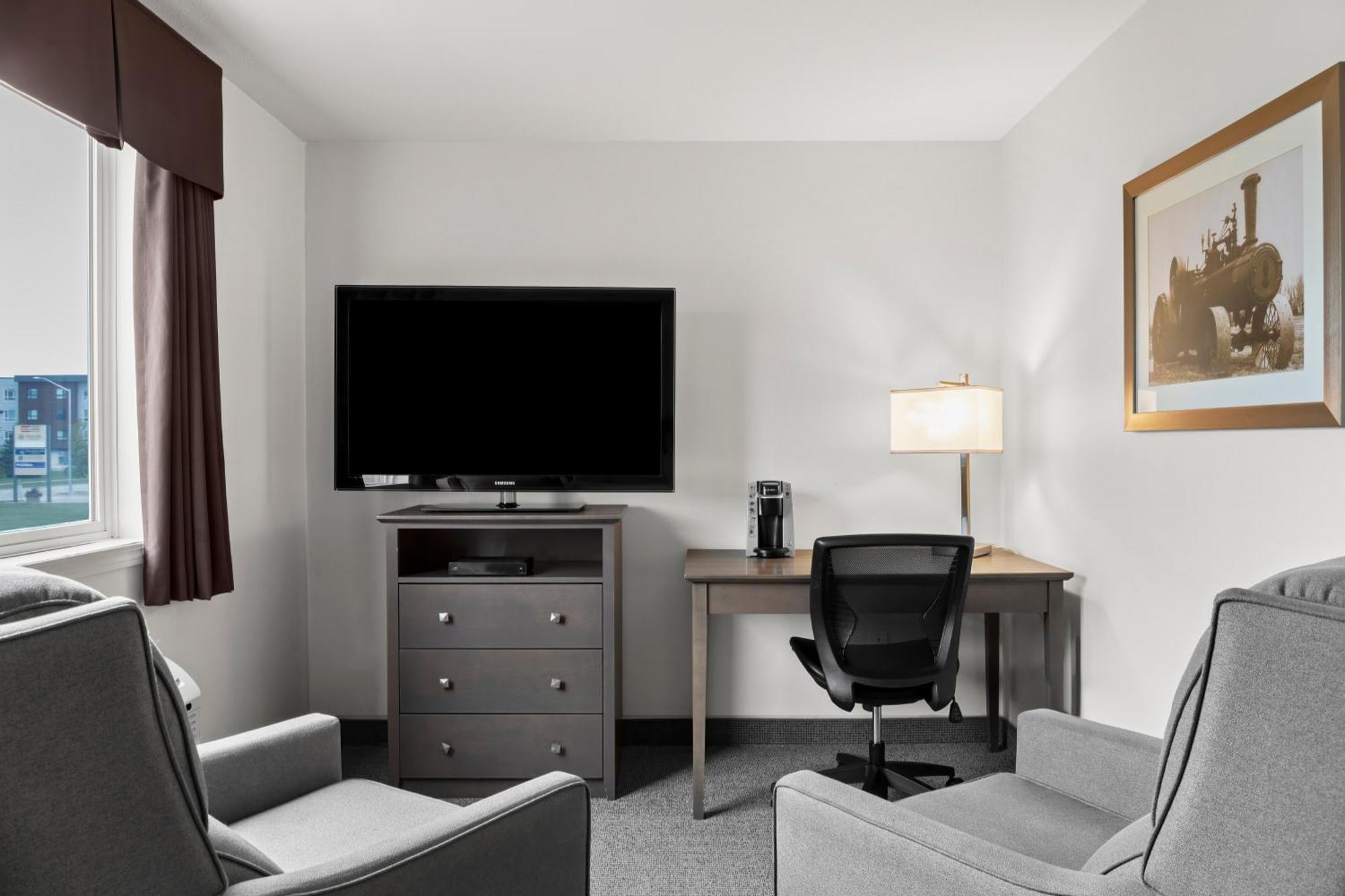 Days Inn By Wyndham Steinbach Bagian luar foto