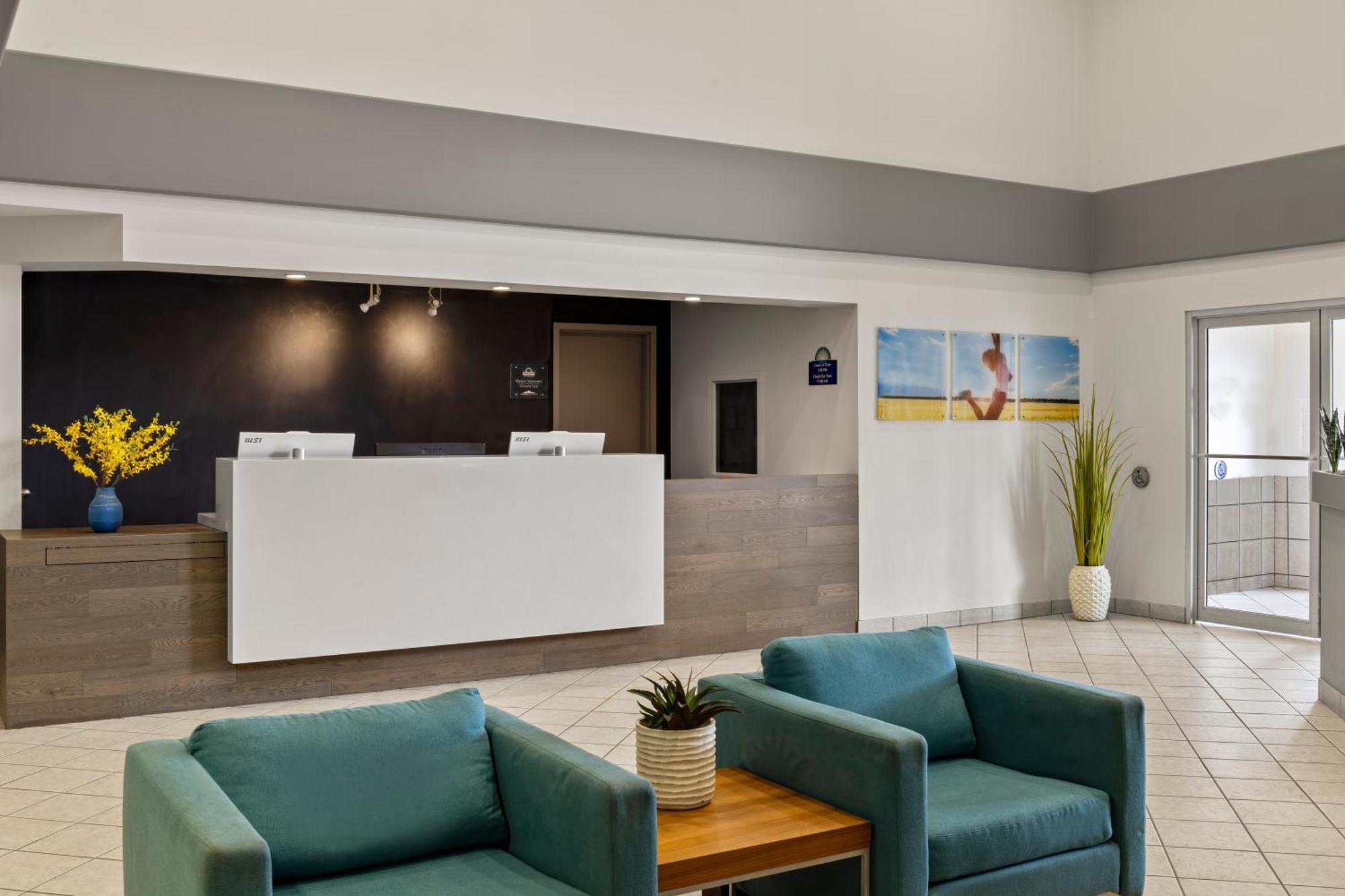 Days Inn By Wyndham Steinbach Bagian luar foto