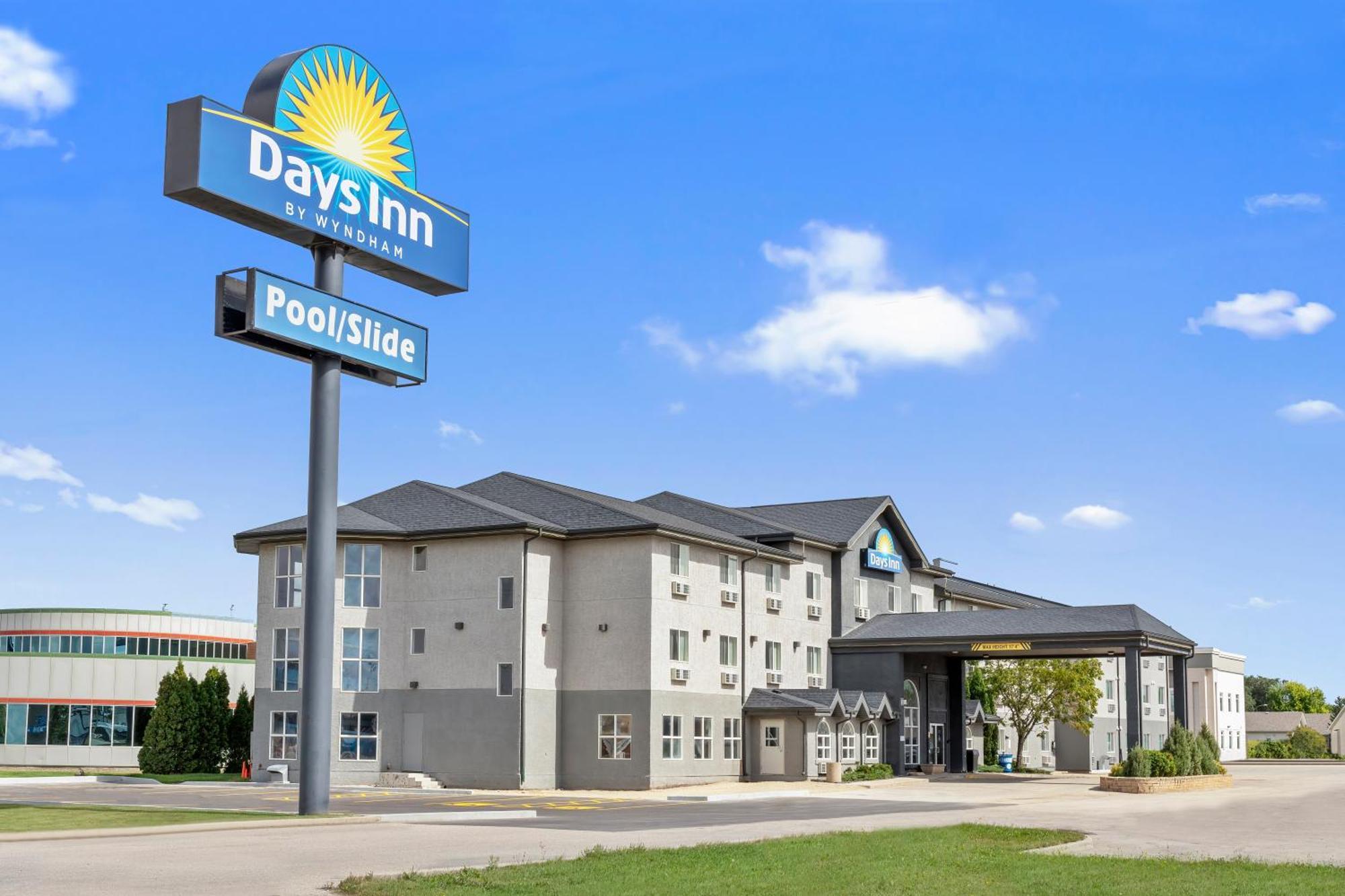 Days Inn By Wyndham Steinbach Bagian luar foto
