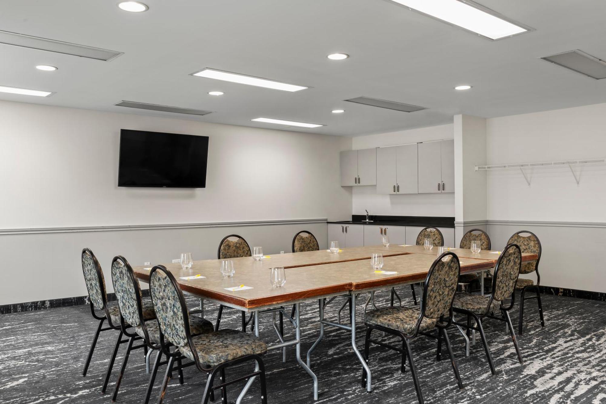 Days Inn By Wyndham Steinbach Bagian luar foto