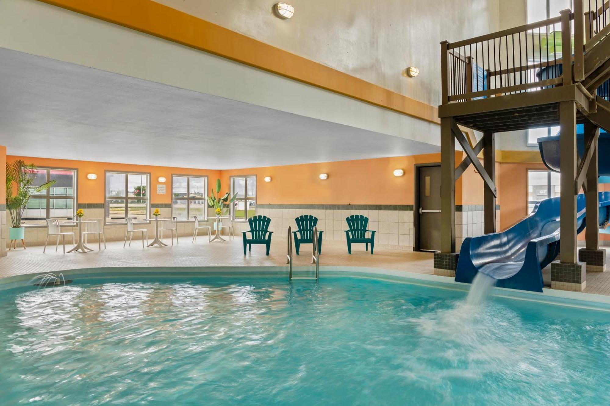 Days Inn By Wyndham Steinbach Bagian luar foto