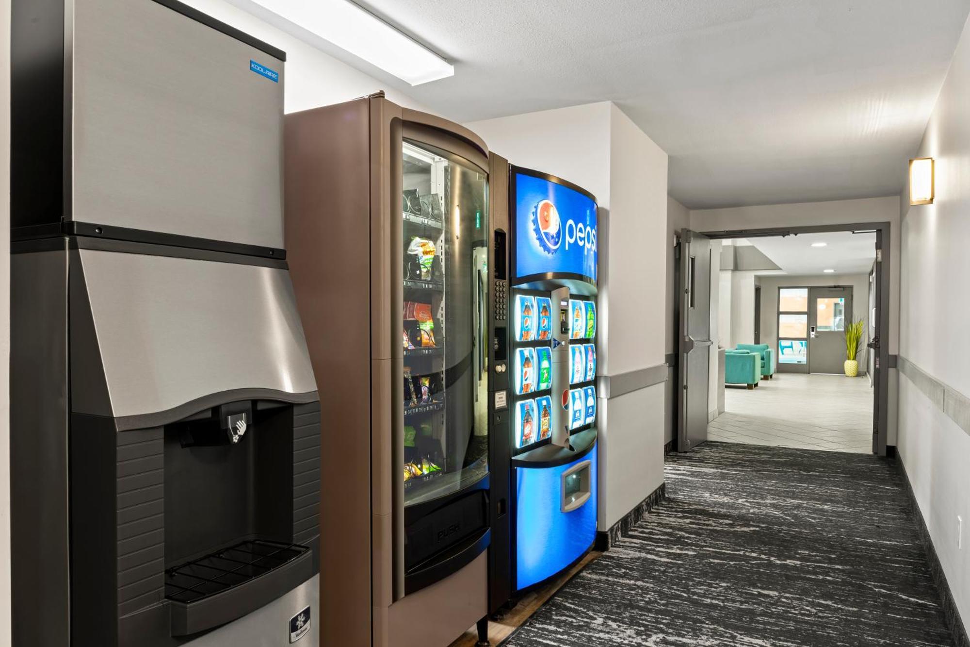Days Inn By Wyndham Steinbach Bagian luar foto