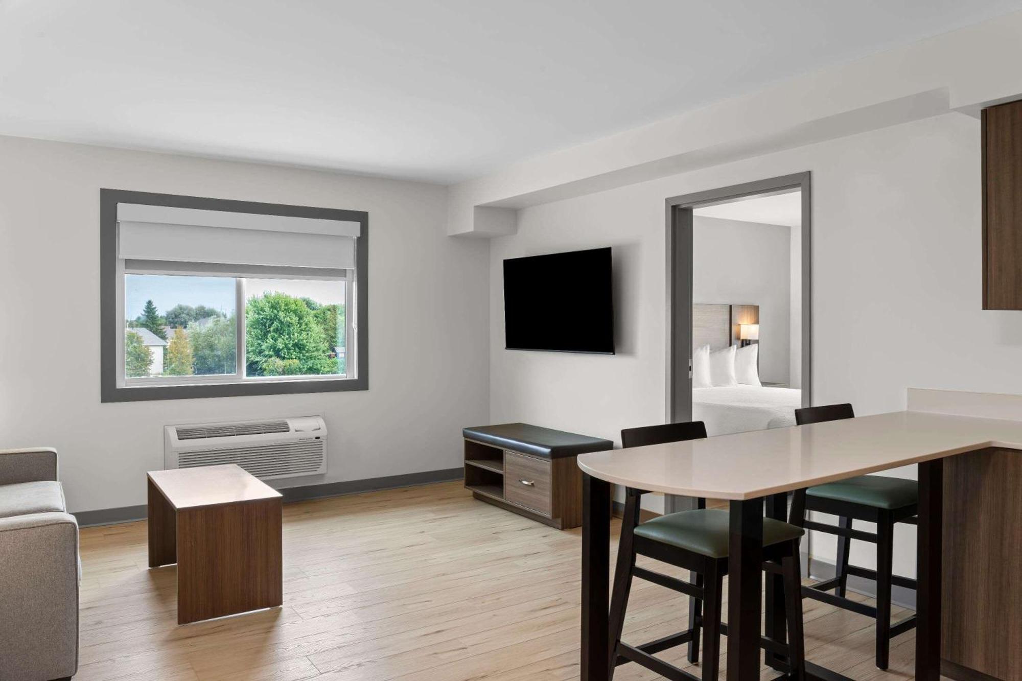Days Inn By Wyndham Steinbach Bagian luar foto