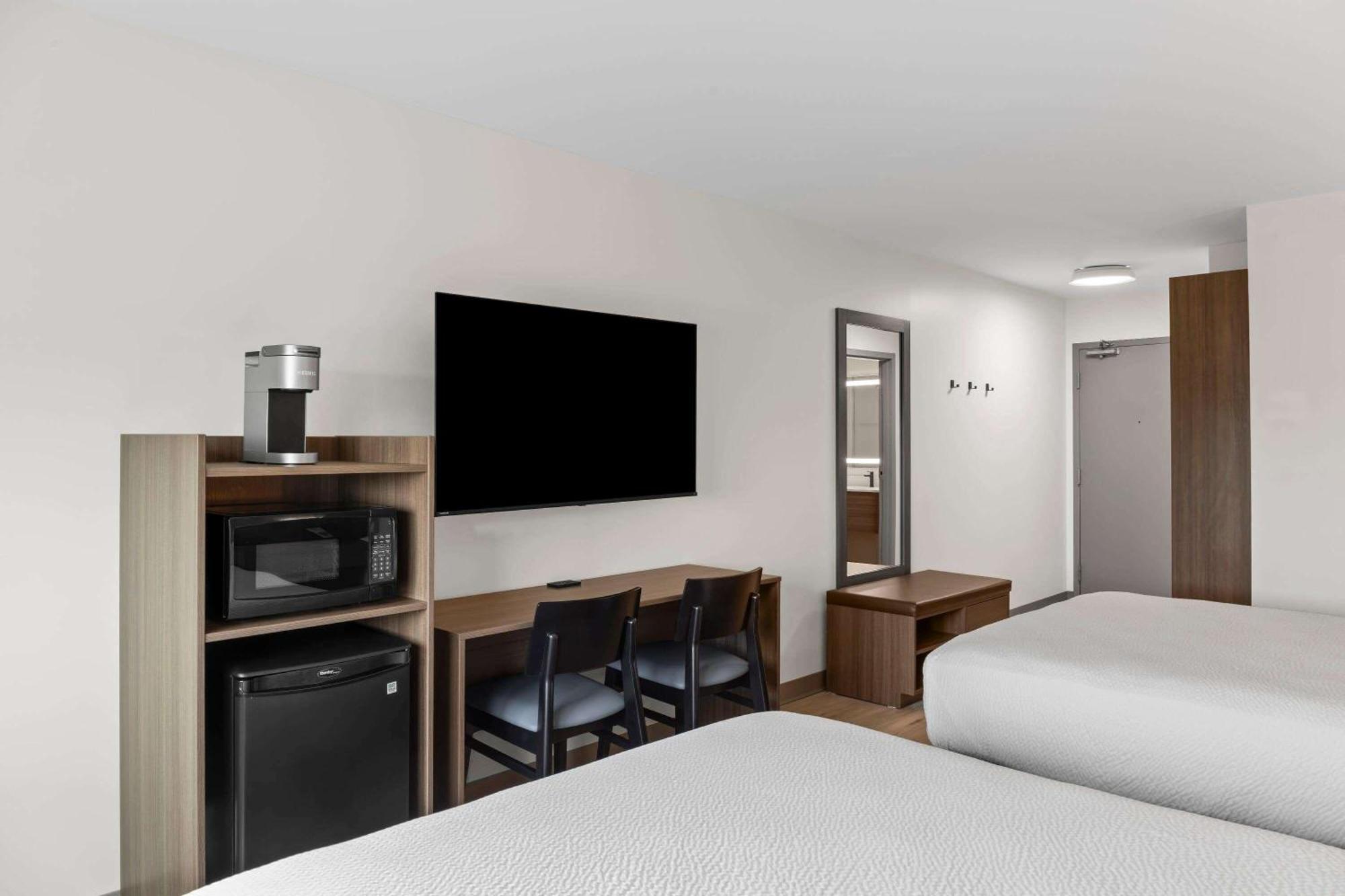 Days Inn By Wyndham Steinbach Bagian luar foto