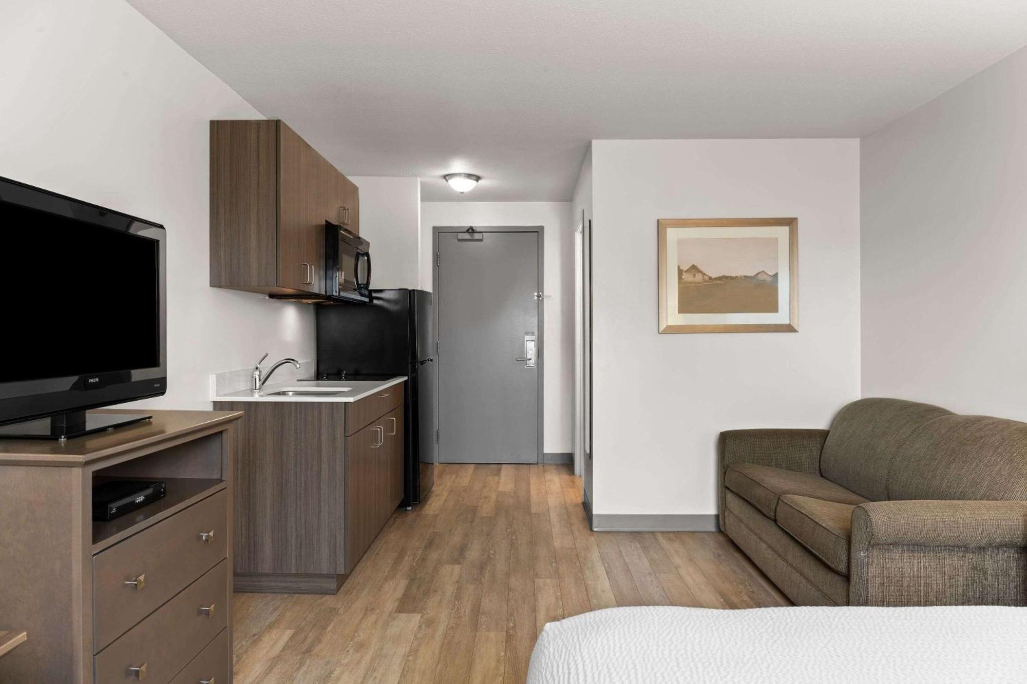 Days Inn By Wyndham Steinbach Bagian luar foto