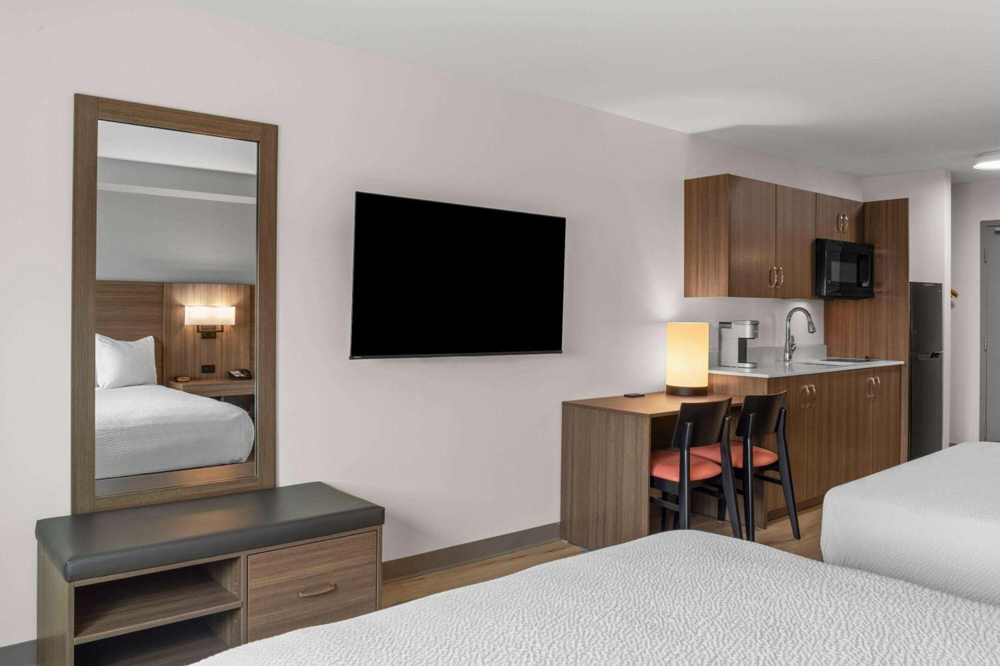 Days Inn By Wyndham Steinbach Bagian luar foto