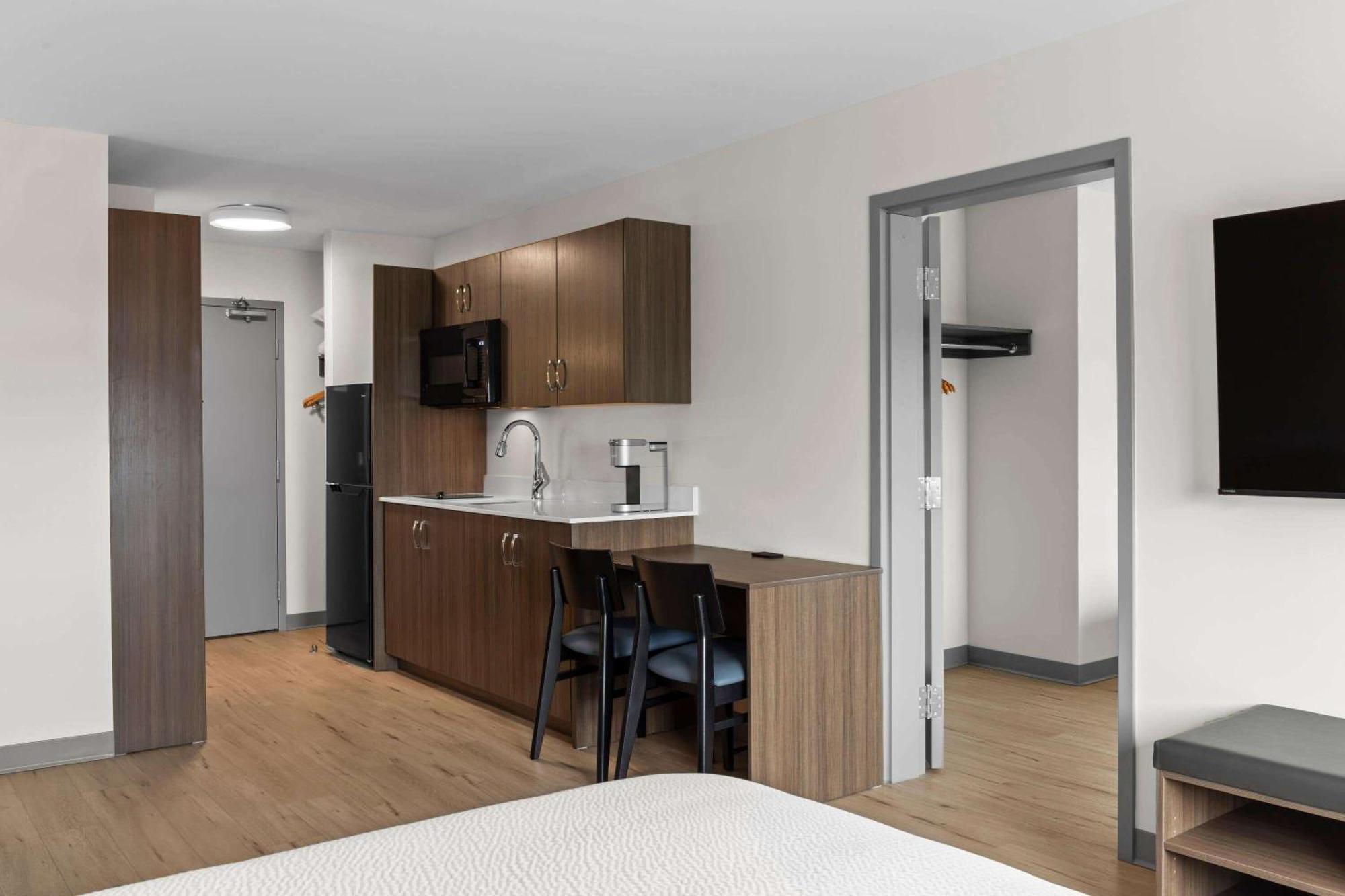 Days Inn By Wyndham Steinbach Bagian luar foto