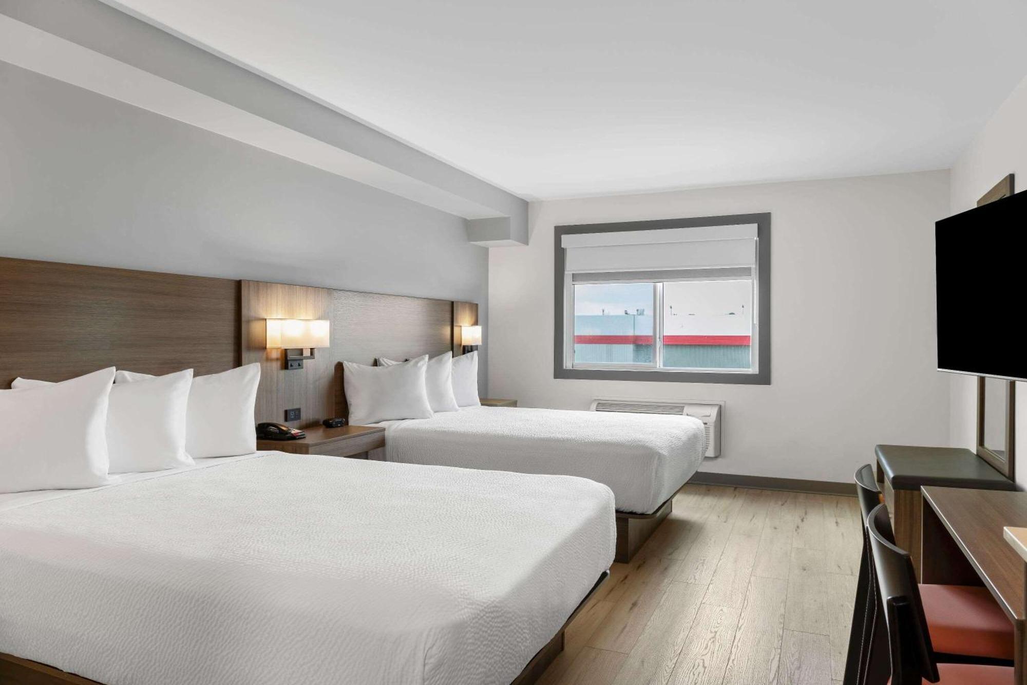 Days Inn By Wyndham Steinbach Bagian luar foto