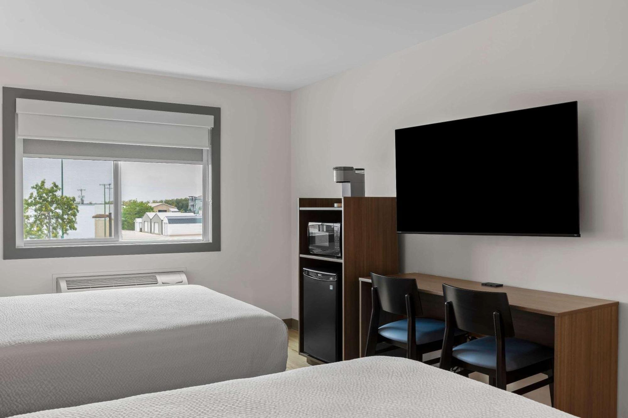 Days Inn By Wyndham Steinbach Bagian luar foto