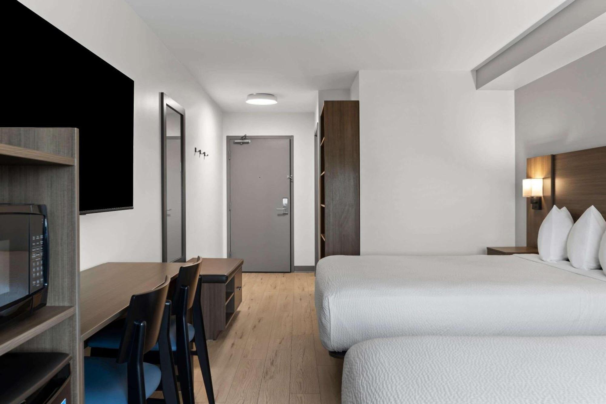 Days Inn By Wyndham Steinbach Bagian luar foto