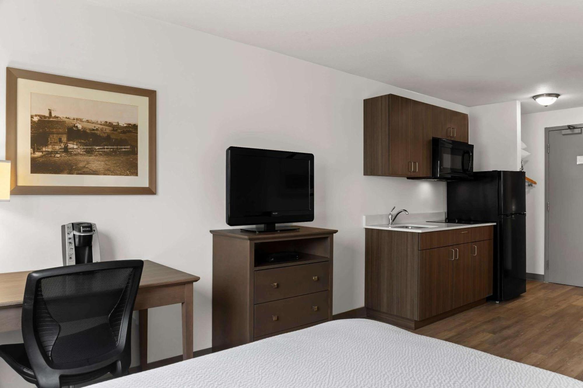 Days Inn By Wyndham Steinbach Bagian luar foto