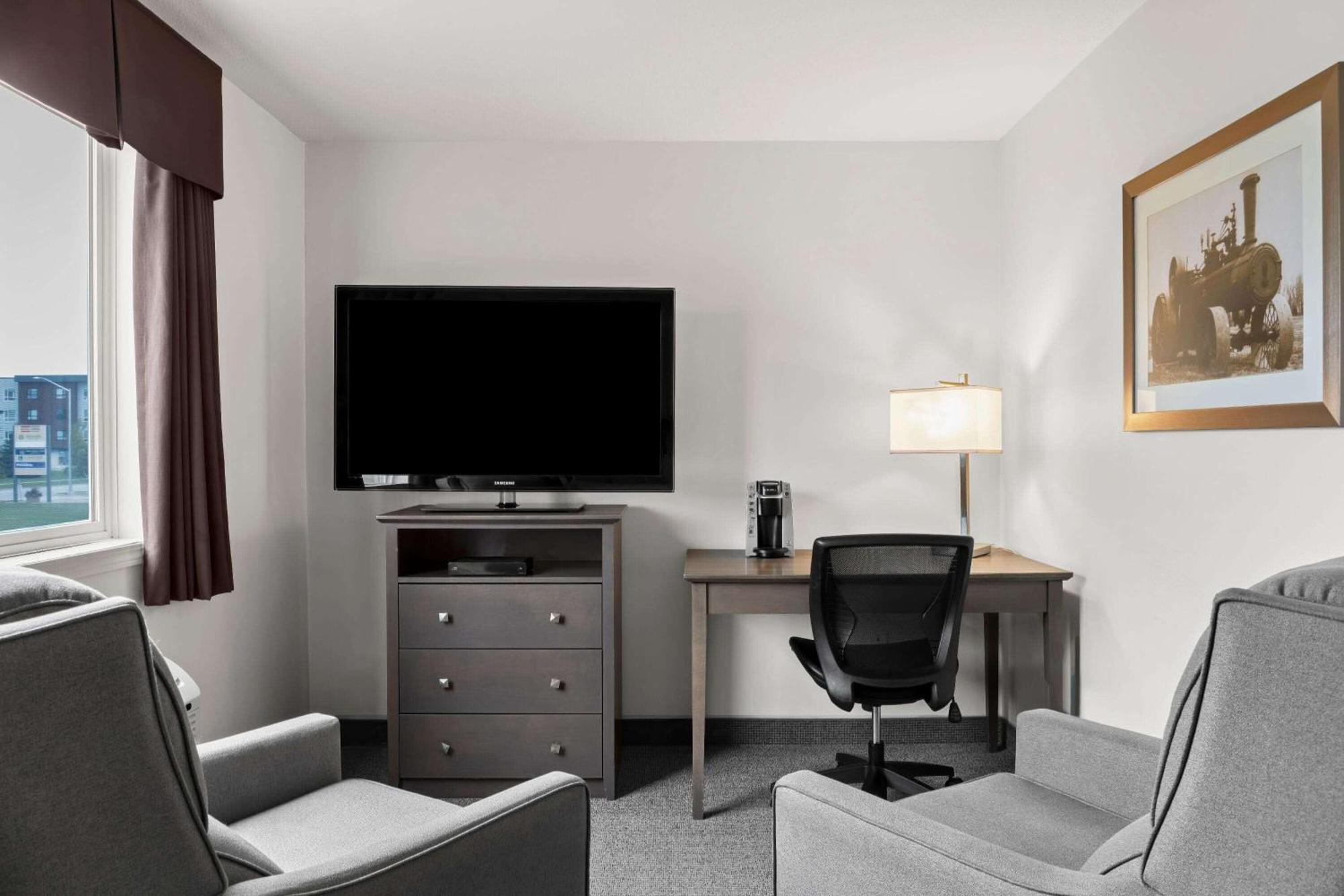 Days Inn By Wyndham Steinbach Bagian luar foto