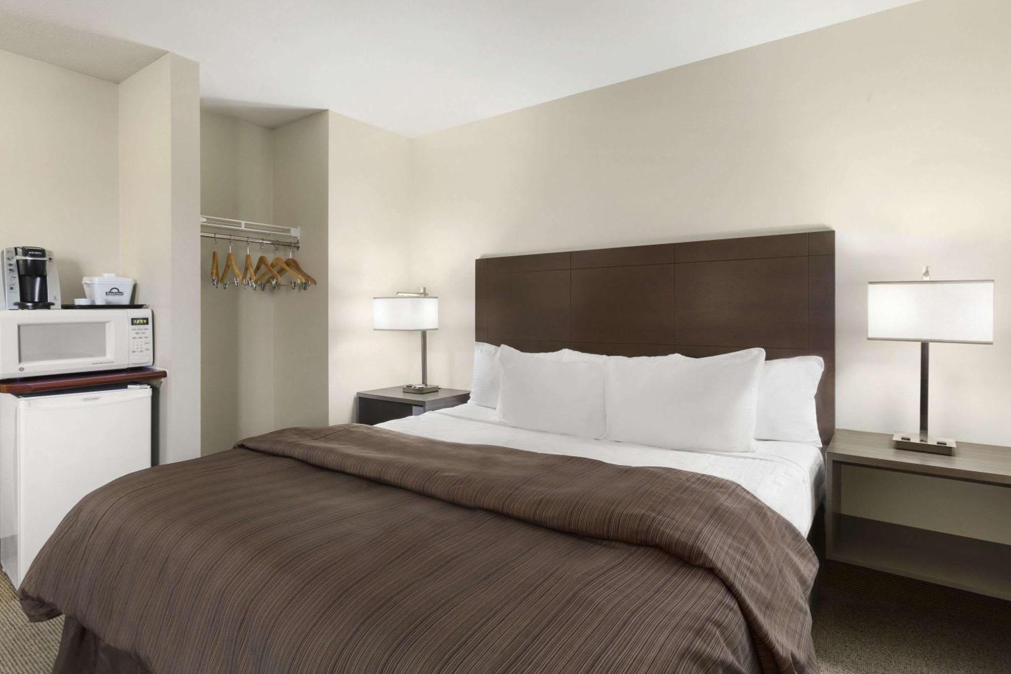 Days Inn By Wyndham Steinbach Bagian luar foto