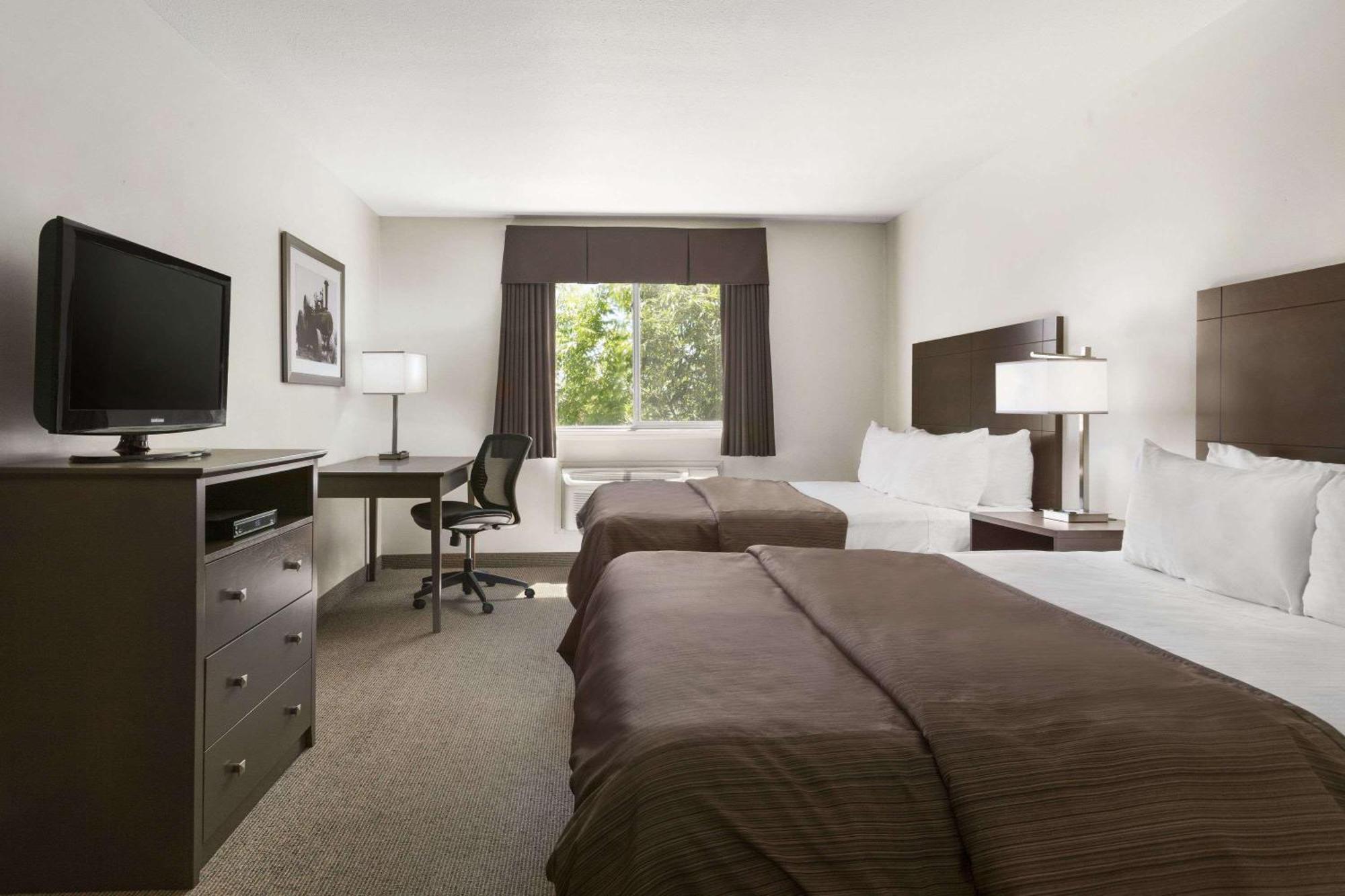 Days Inn By Wyndham Steinbach Bagian luar foto