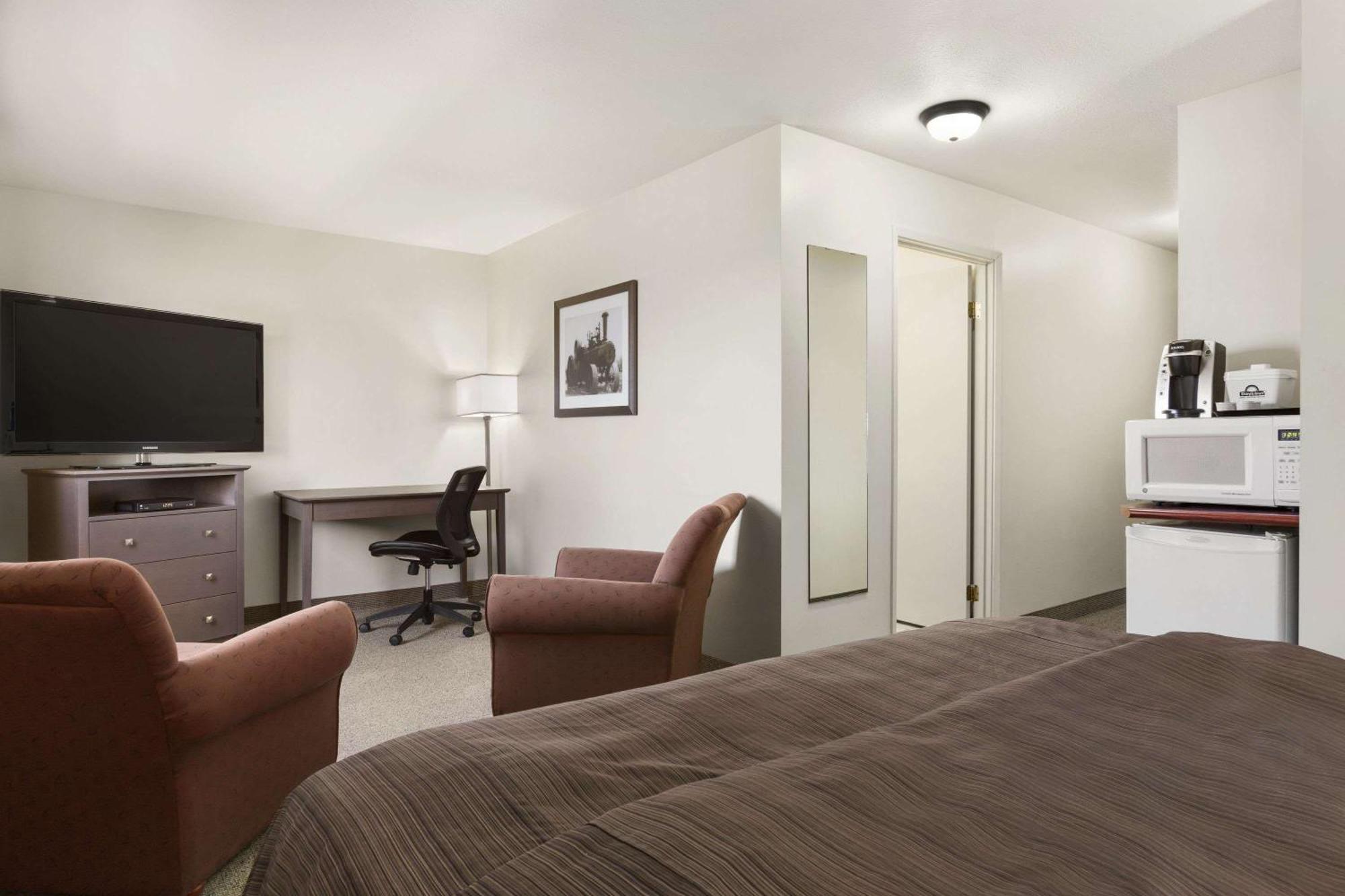 Days Inn By Wyndham Steinbach Bagian luar foto