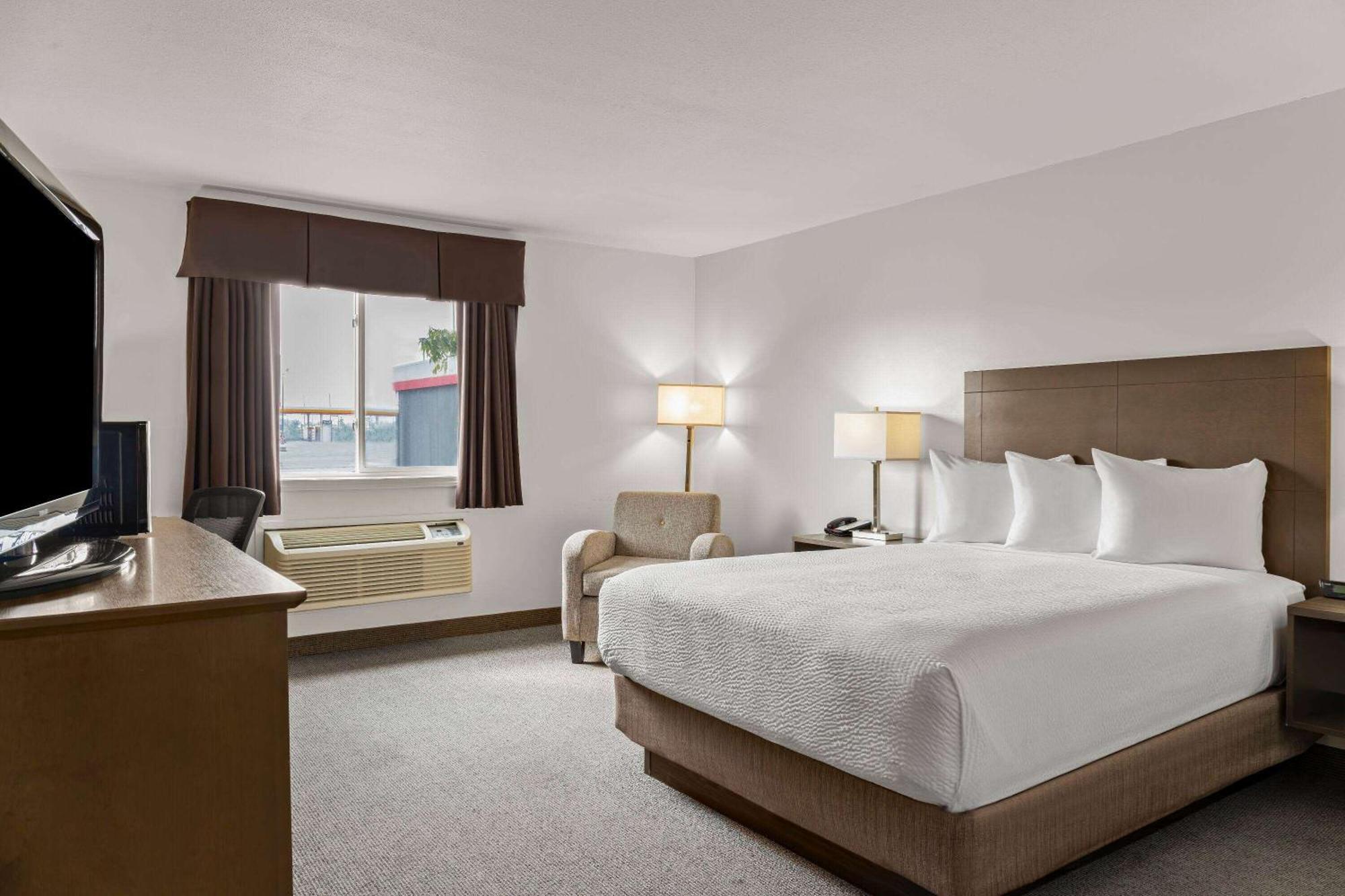 Days Inn By Wyndham Steinbach Bagian luar foto