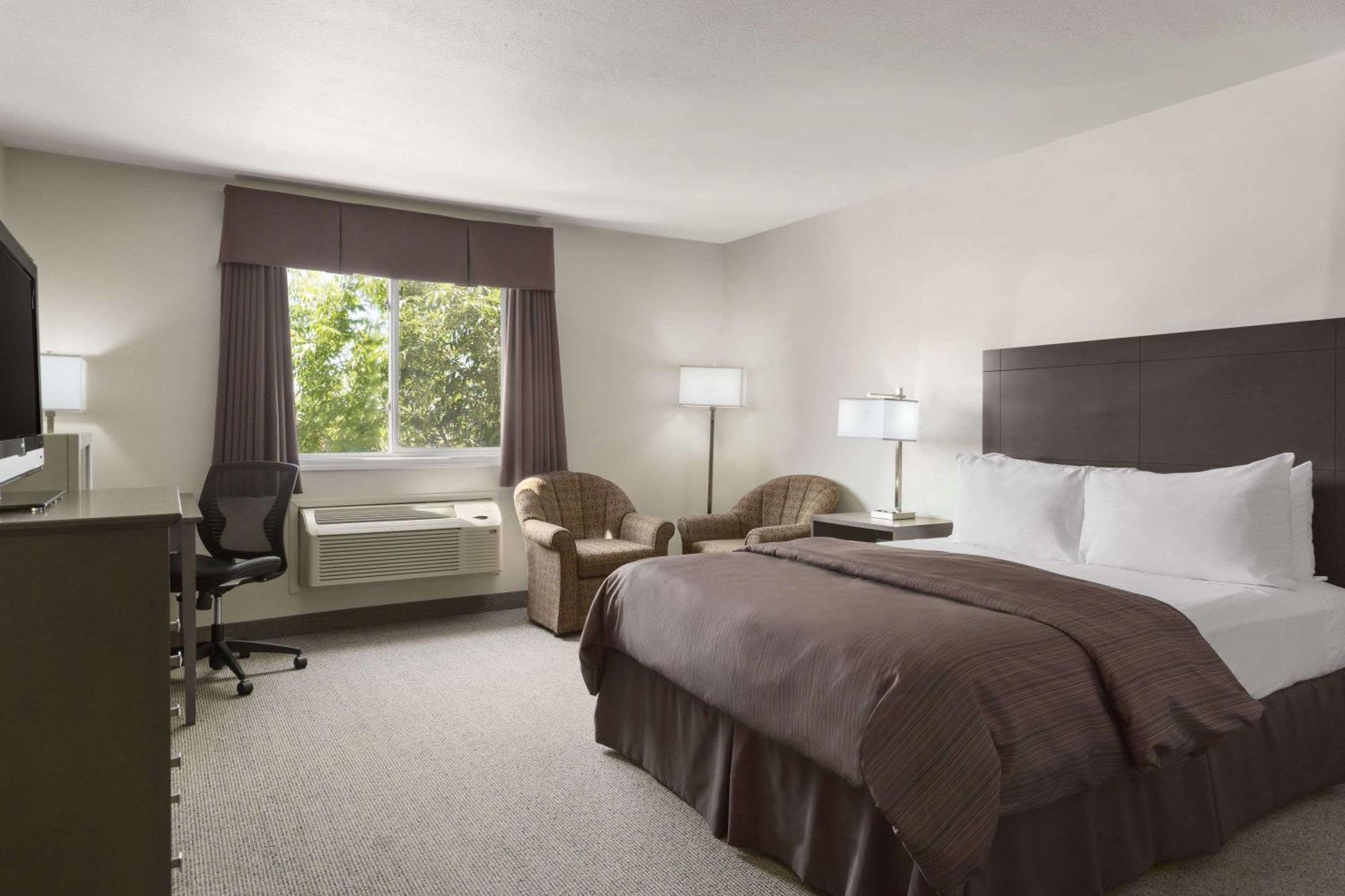 Days Inn By Wyndham Steinbach Bagian luar foto