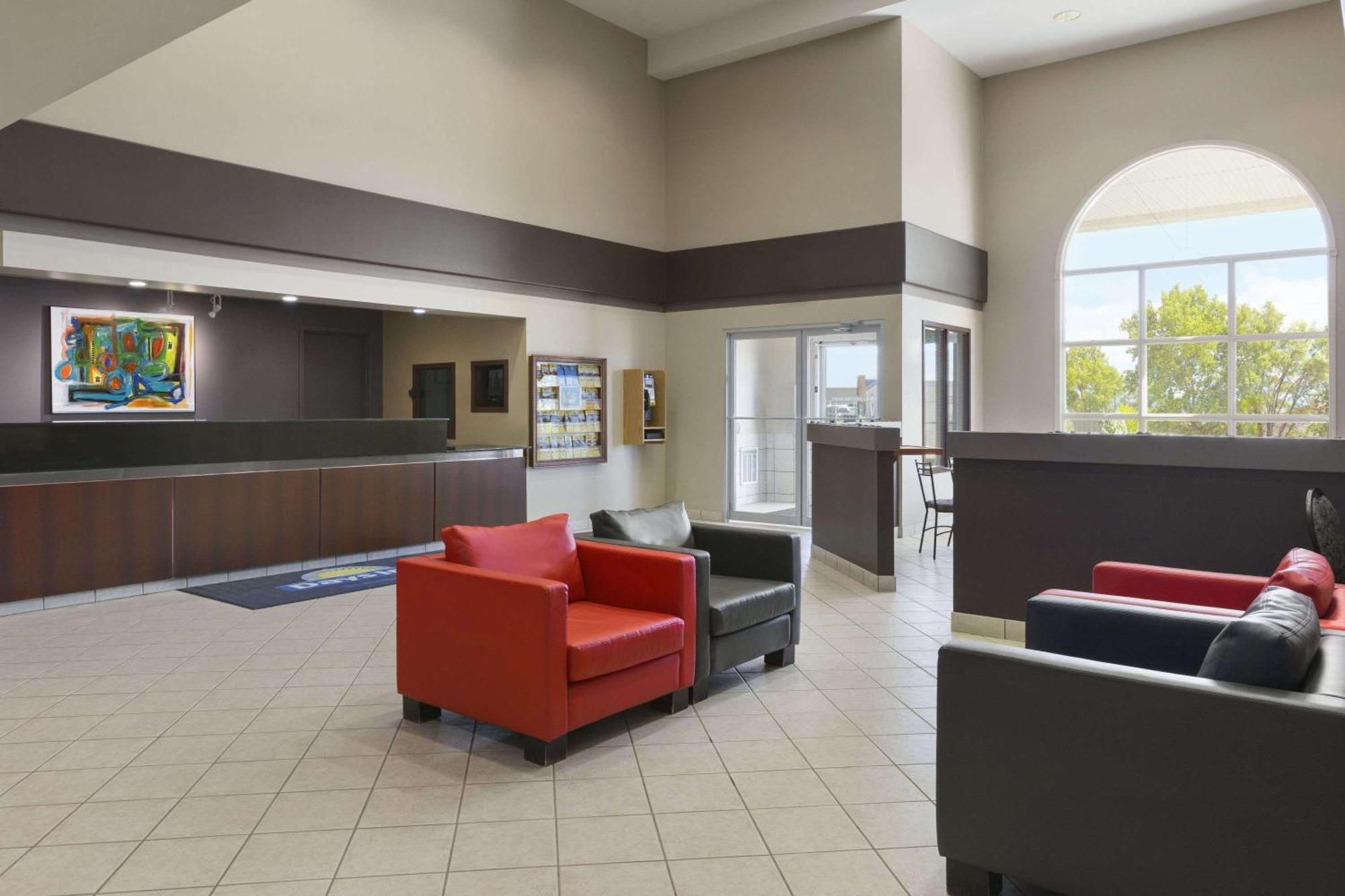 Days Inn By Wyndham Steinbach Bagian luar foto